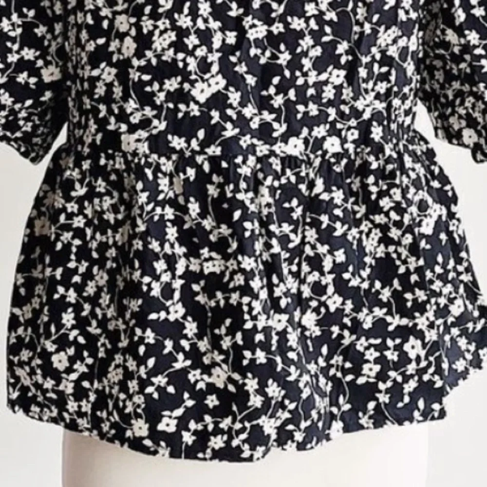 Old Navy sz L black & white floral cut out short puff sleeve pleated peplum top